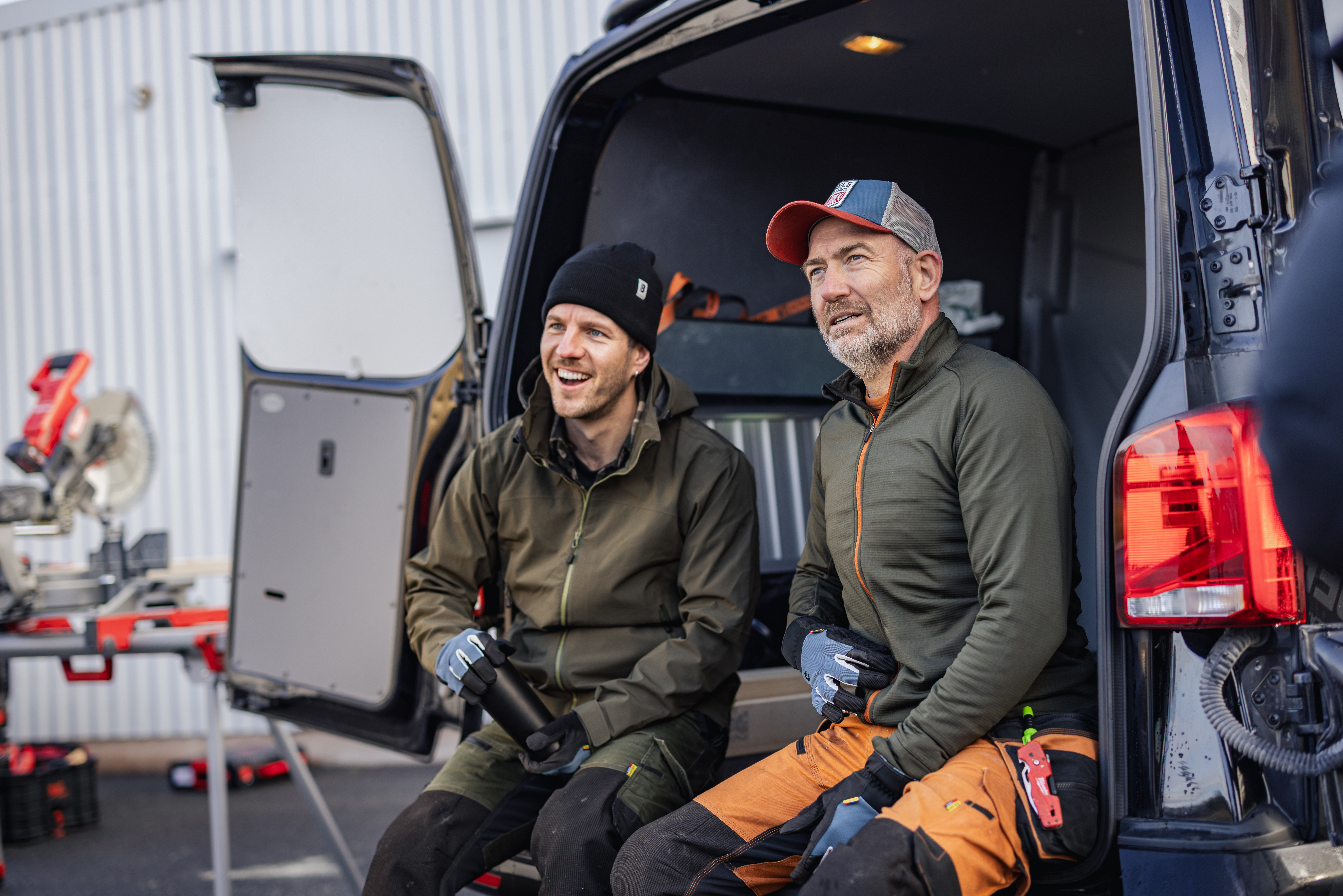 ZAKAJ IZBRATI BLAKLADER DELOVNA OBLAČILA?